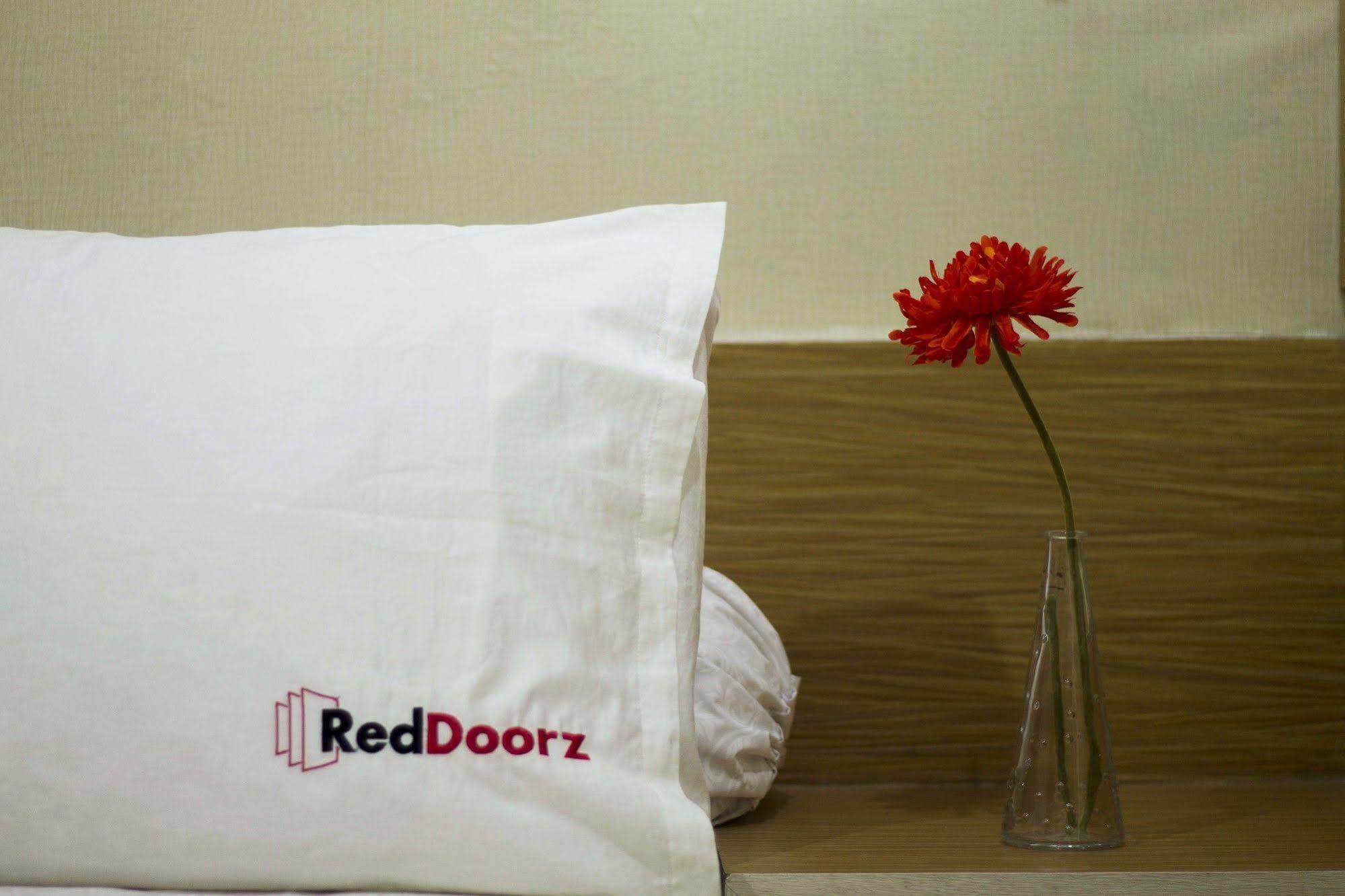 Reddoorz At Arwiga Hotel Near Rs Hasan Sadikin Bandung Exterior foto